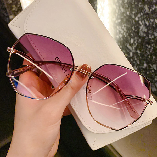 Õhukese raamiga ümarad naiste prillid