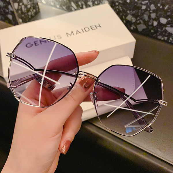 Õhukese raamiga ümarad naiste prillid