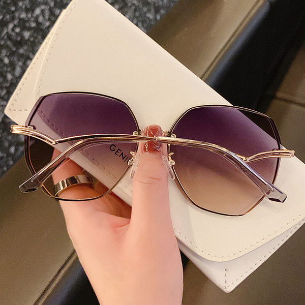 Õhukese raamiga ümarad naiste prillid