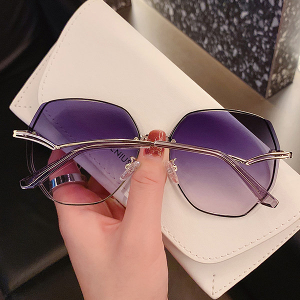 Õhukese raamiga ümarad naiste prillid