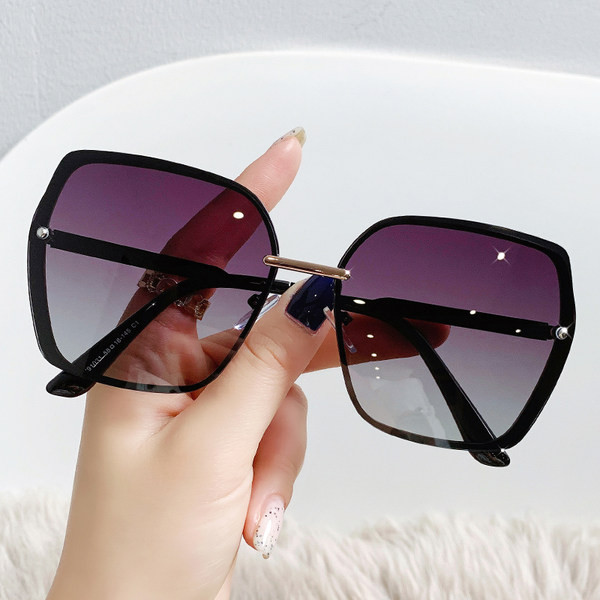 Moderne sunčane naočale s metalnim okvirom