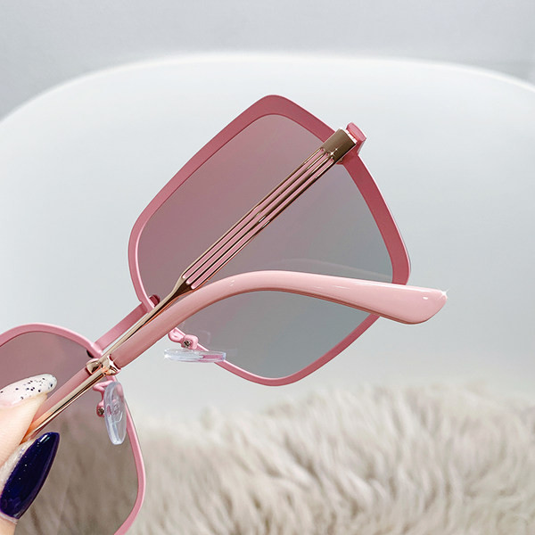 Moderne sunčane naočale s metalnim okvirom