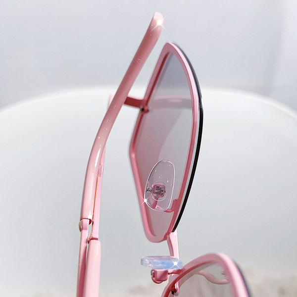 Moderne sunčane naočale s metalnim okvirom