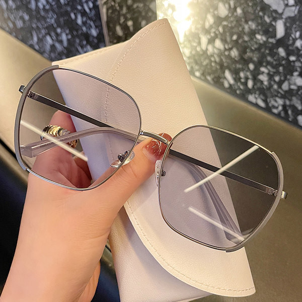 Ženske sunčane naočale s tankim okvirima u boji