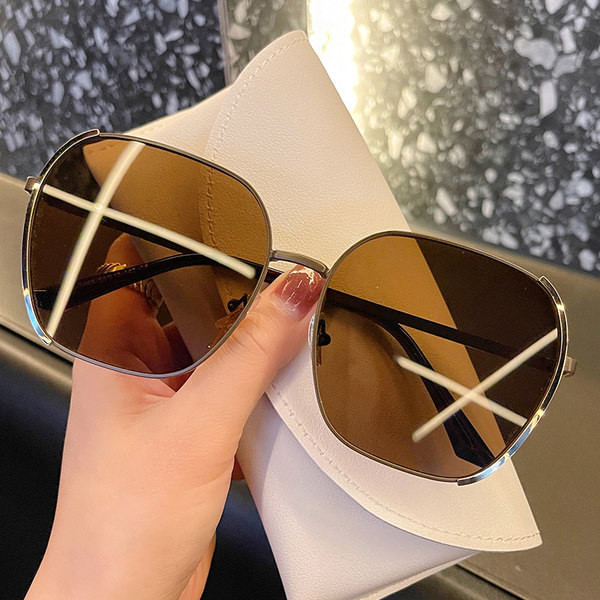 Ženske sunčane naočale s tankim okvirima u boji