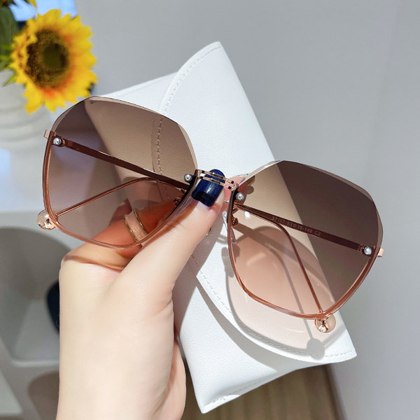 Naiste stiilsed õhukeste raamide ja värviliste prillidega prillid