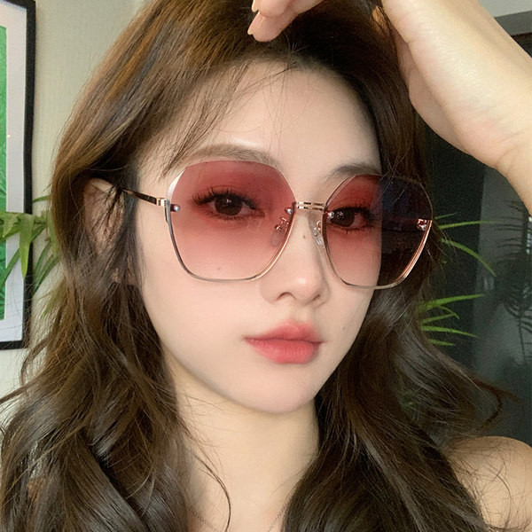 Naiste stiilsed õhukeste raamide ja värviliste prillidega prillid