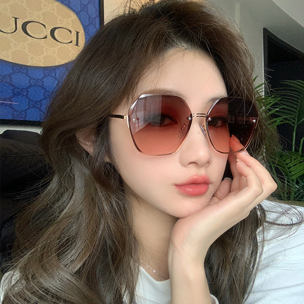 Naiste stiilsed õhukeste raamide ja värviliste prillidega prillid