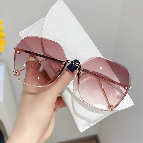 Naiste stiilsed õhukeste raamide ja värviliste prillidega prillid