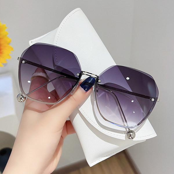 Naiste stiilsed õhukeste raamide ja värviliste prillidega prillid