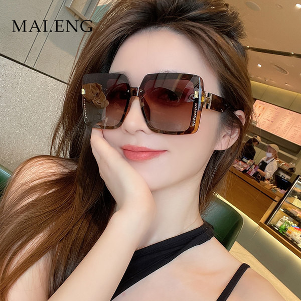 Uus ruudukujulise ja laiade raamidega naiste prillide mudel