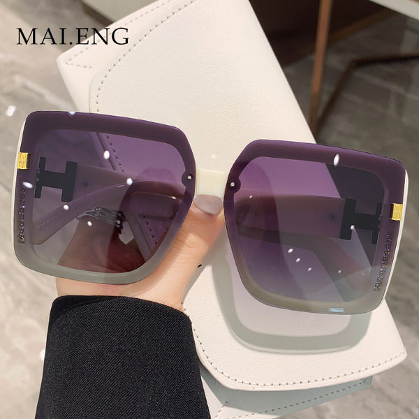 Uus ruudukujulise ja laiade raamidega naiste prillide mudel