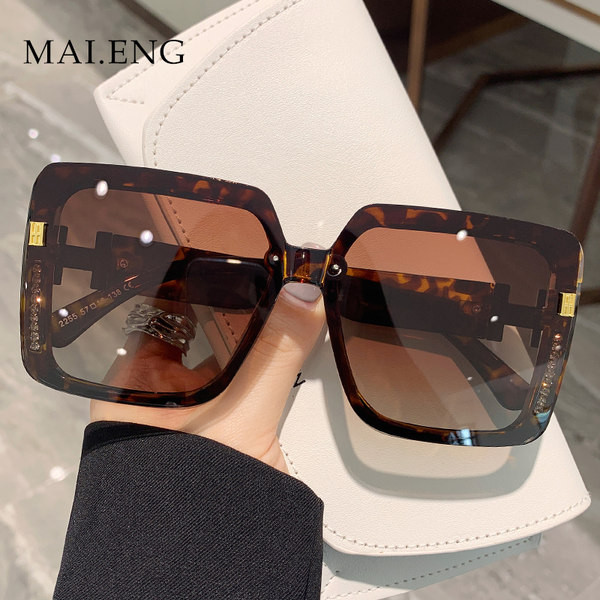 Uus ruudukujulise ja laiade raamidega naiste prillide mudel