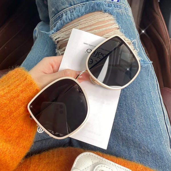 Õhukeste raamidega naiste prillid