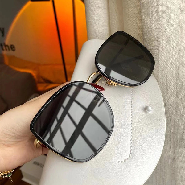 Õhukeste raamidega naiste prillid