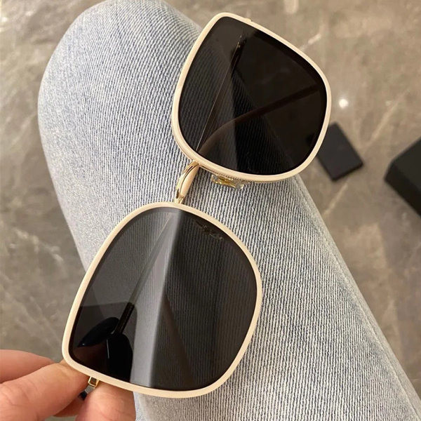 Õhukeste raamidega naiste prillid