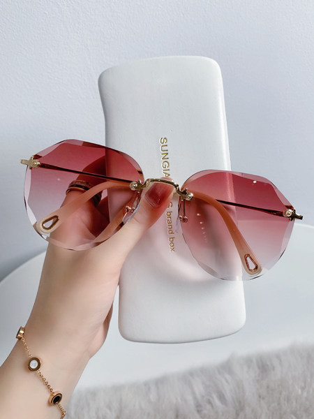 Uus UV-kaitsega prillide mudel naistele