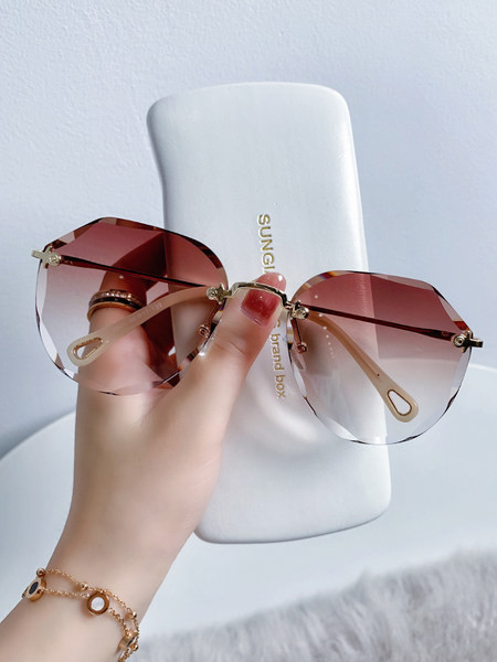 Uus UV-kaitsega prillide mudel naistele