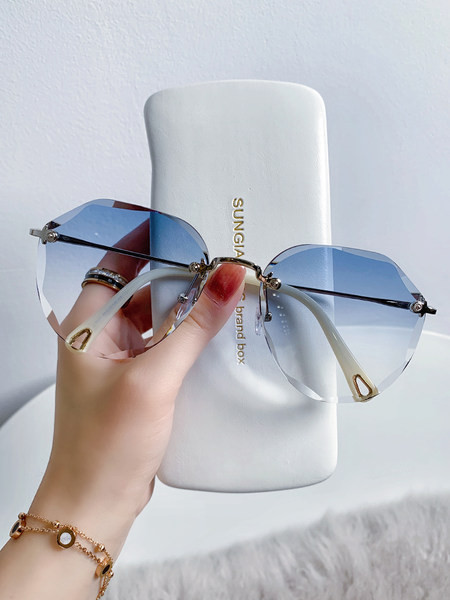 Uus UV-kaitsega prillide mudel naistele