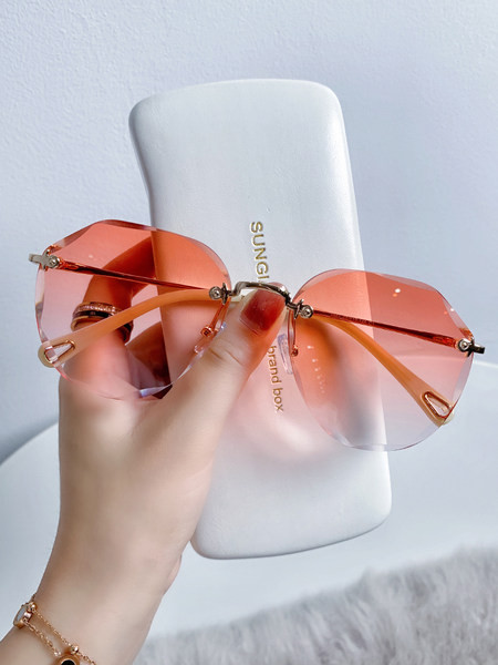 Uus UV-kaitsega prillide mudel naistele