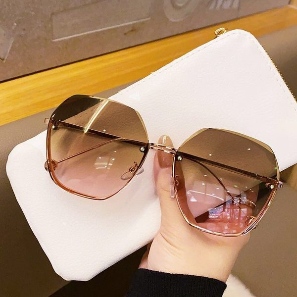 Moodsad UV-kaitsega naiste päikeseprillid