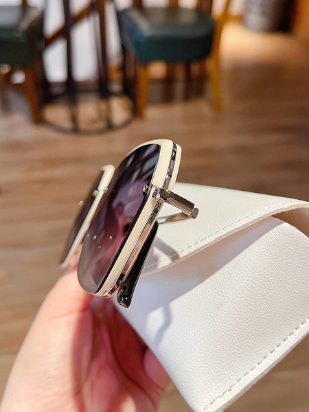 Polariseeritud naiste prillid ultraviolettpeegeldusega