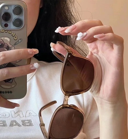 Uus ruudukujulise kujuga naiste päikeseprillide mudel