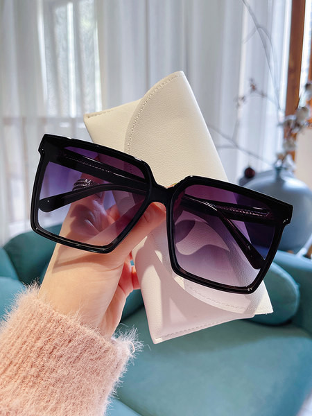 Uus ruudukujulise kujuga naiste päikeseprillide mudel