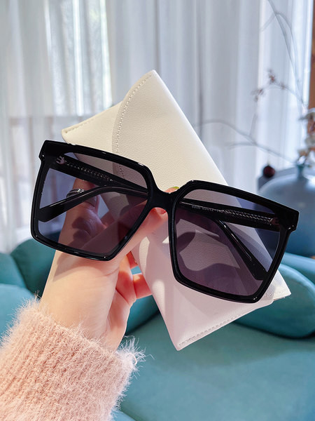 Uus ruudukujulise kujuga naiste päikeseprillide mudel