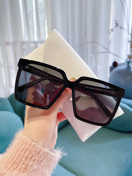 Uus ruudukujulise kujuga naiste päikeseprillide mudel