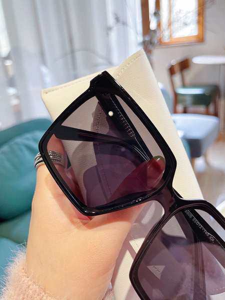 Uus ruudukujulise kujuga naiste päikeseprillide mudel