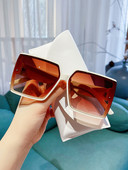 Suurte kandiliste klaaside ja UV-kaitsega naiste prillide uus mudel