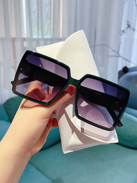 Suurte kandiliste klaaside ja UV-kaitsega naiste prillide uus mudel