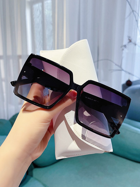 Suurte kandiliste klaaside ja UV-kaitsega naiste prillide uus mudel