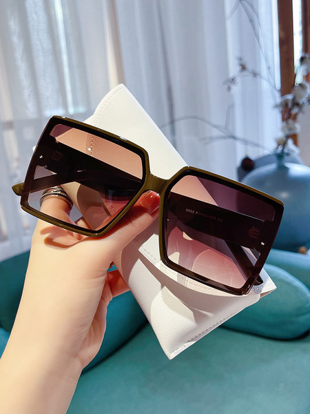 Suurte kandiliste klaaside ja UV-kaitsega naiste prillide uus mudel