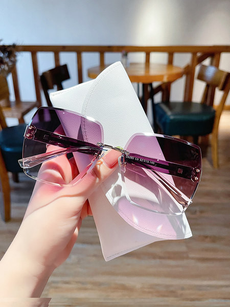 Μοντέρνα γυναικεία γυαλιά σε τετράγωνο σχήμα και χρωματιστά γυαλιά