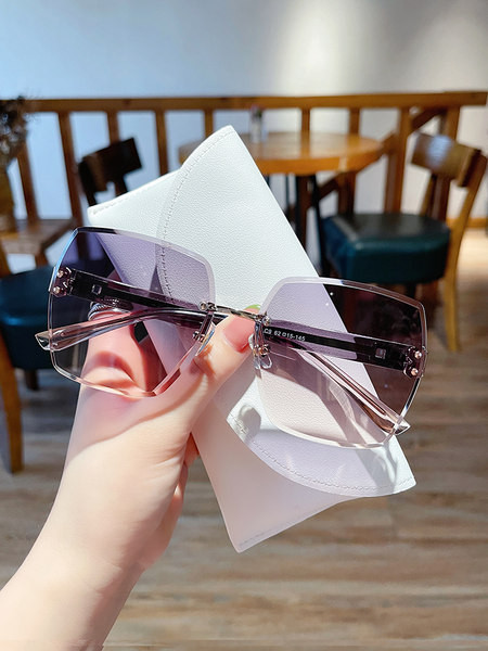 Μοντέρνα γυναικεία γυαλιά σε τετράγωνο σχήμα και χρωματιστά γυαλιά