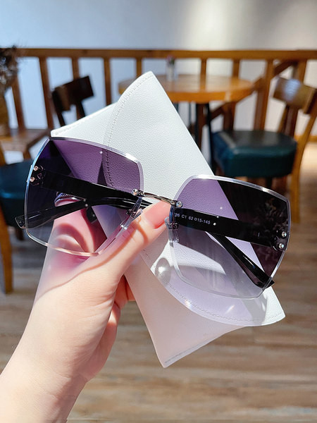 Μοντέρνα γυναικεία γυαλιά σε τετράγωνο σχήμα και χρωματιστά γυαλιά