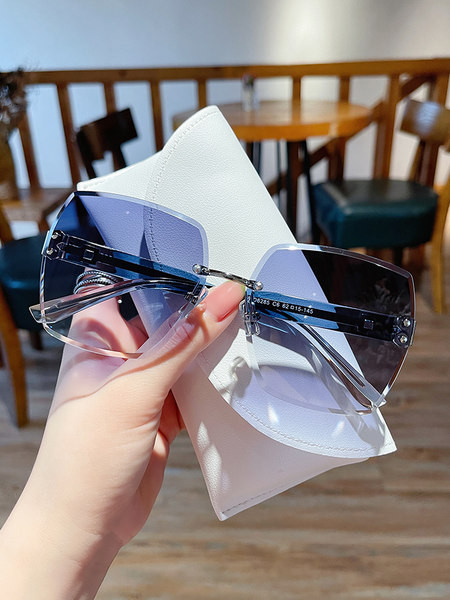 Μοντέρνα γυναικεία γυαλιά σε τετράγωνο σχήμα και χρωματιστά γυαλιά