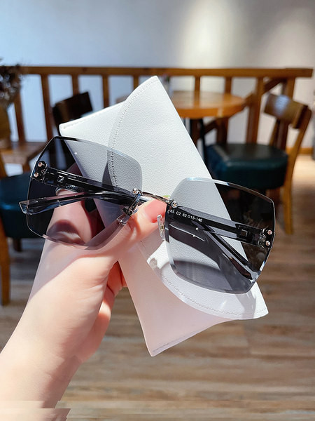 Μοντέρνα γυναικεία γυαλιά σε τετράγωνο σχήμα και χρωματιστά γυαλιά