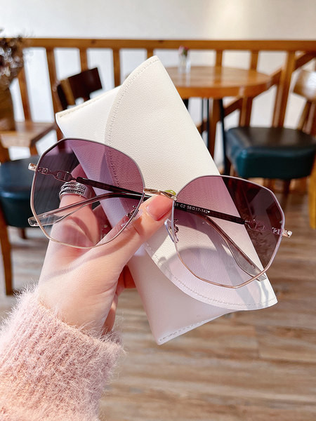 Στρογγυλά γυναικεία γυαλιά με προστασία UV