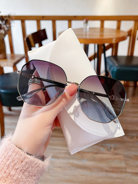 Στρογγυλά γυναικεία γυαλιά με προστασία UV