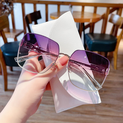 Moodsad õhukeste metallraamidega naiste prillid