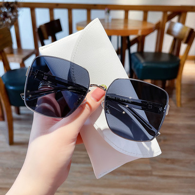 Moodsad õhukeste metallraamidega naiste prillid