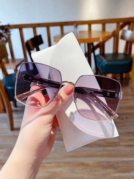 Moodsad õhukeste metallraamidega naiste prillid