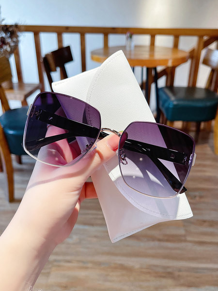 Moodsad õhukeste metallraamidega naiste prillid