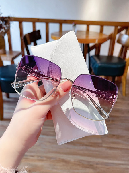 Moodsad õhukeste metallraamidega naiste prillid