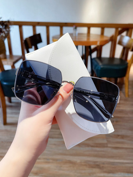 Moodsad õhukeste metallraamidega naiste prillid