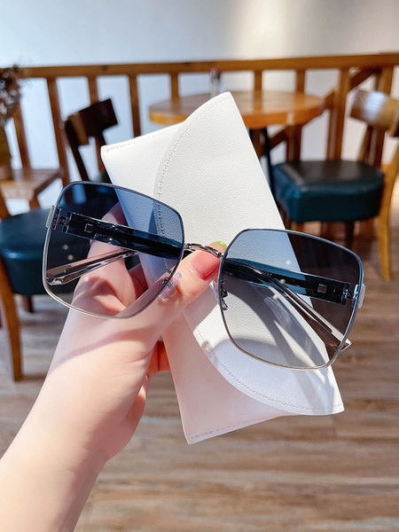 Moodsad õhukeste metallraamidega naiste prillid