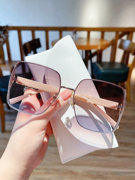 Kvadratiniai akiniai nuo saulės plačiu rėmeliu ir spalvotais lęšiais